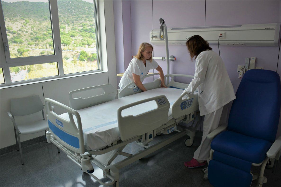 Dos profesionales del Hospital Can Ruti de Badalona en una imagen de archivo.