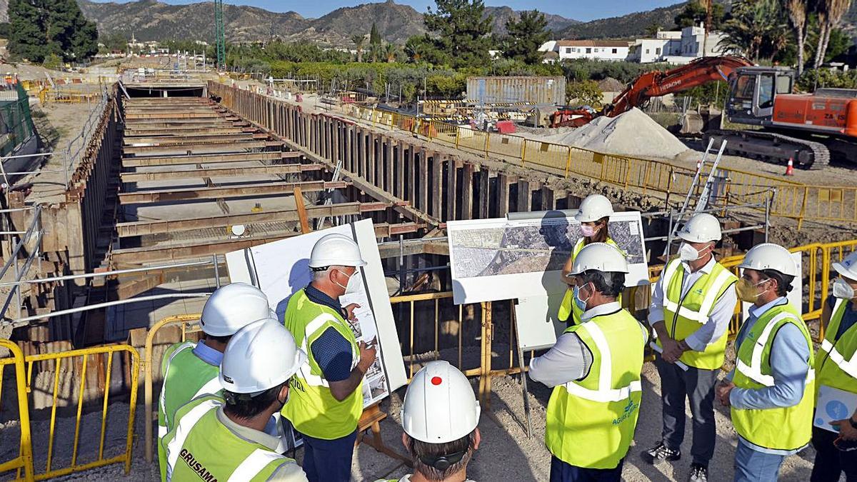 Serrano, Gómez y Fructuoso visitaron ayer las obras del futuro tanque de tormentas. | A.M.