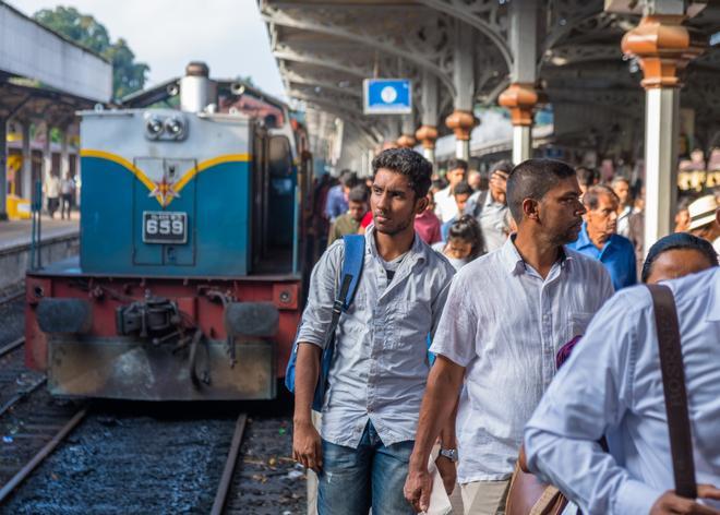 Sri Lanka - Ceilandeses en la estación de tren de Kandy
