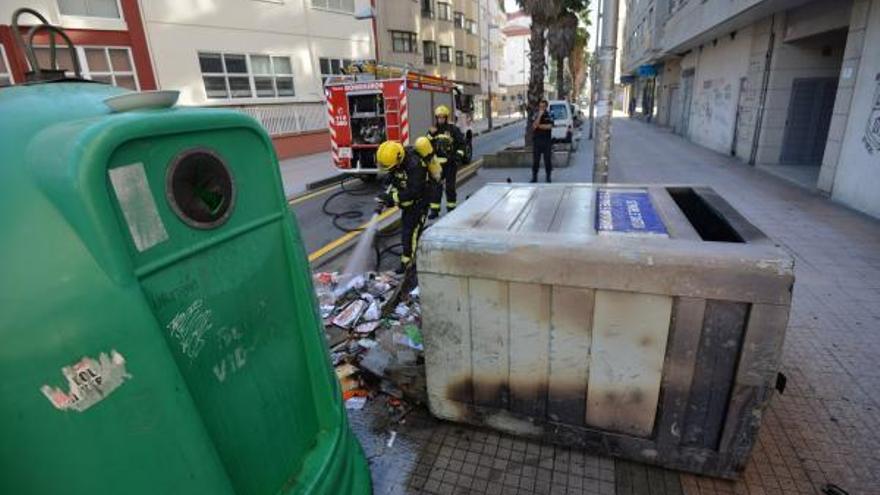 Los Bomberos sofocan un incendio en un contenedor