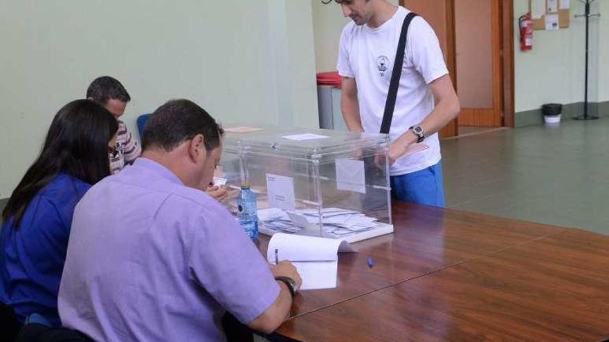 Un hombre vota en el colegio electoral de Lois. // Noé Parga