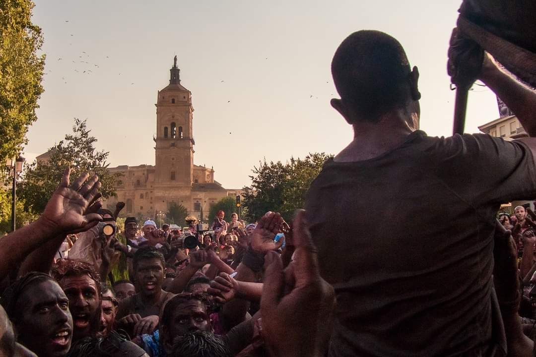 La fiesta del Cascamorras frente a la catedral de Guadix