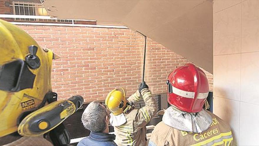 Se caen los azulejos de una escalera de un bloque