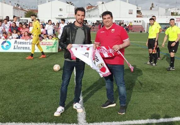 Álvaro Martín fue homenajeado antes del Llerenense-Pueblonuevo.