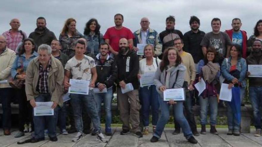 Participantes en el Programa Integrado de Emprego Bio-Emprende de este año, ayer en la Fundación Juana de Vega en Nós (Oleiros) tras recibir sus titulaciones.