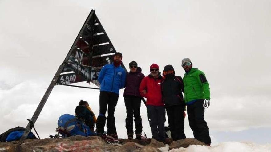 Los montañeros en la cima del Toubkal. // Club AROMON
