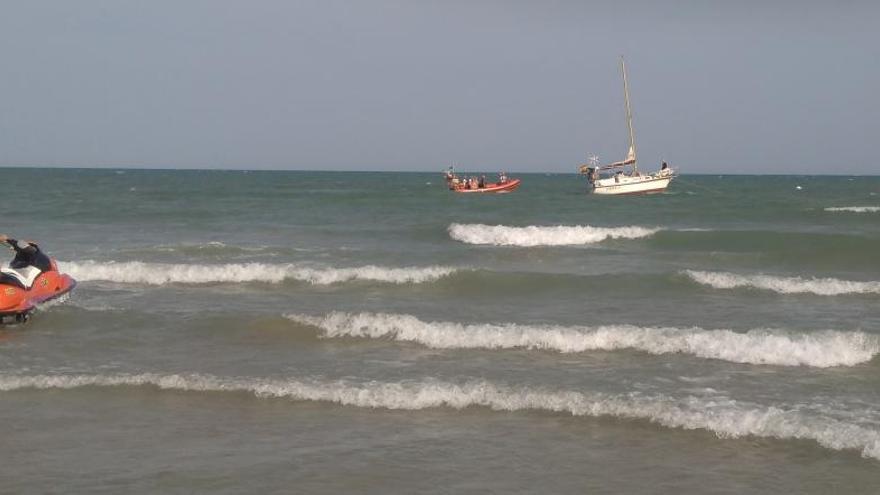 El velero quedó a unos 150 metros de la orilla en La Marina.