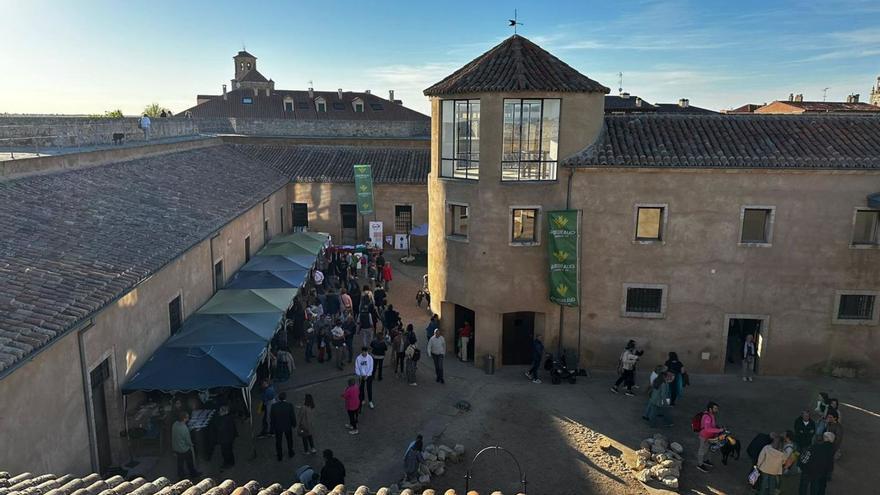 Vista aérea de la edición anterior de la Feria del Libro en el patio interior del Alcázar. | Archivo