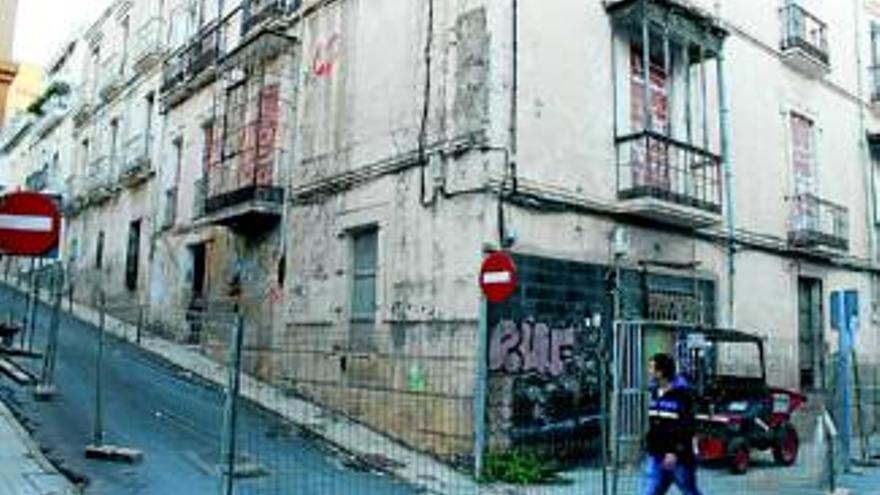 Tapian un edificio de Barrio de Luna tras haberse declarado &quot;insalubre&quot;