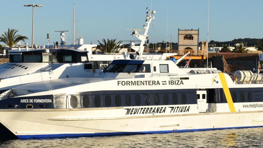 El barco, amarrado en Formentera.