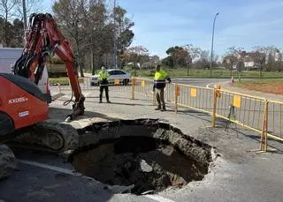 Un esvoranc a la calçada obliga a tallar la carretera d'accés a Roses