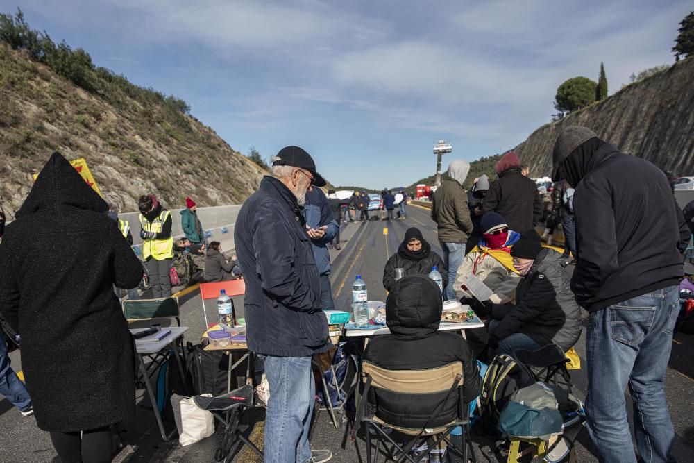 Una acció del Tsunami Democràtic talla l'AP-7 a la Jonquera