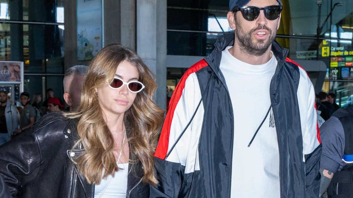 Gerard Piqué y Clara Chía en su llegada al aeropuerto