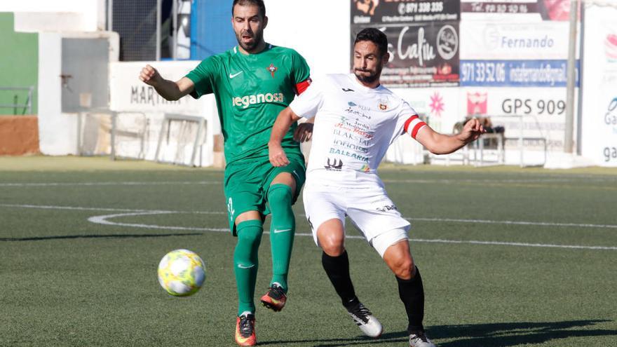 Un lance de juego durante el encuentro entre la Peña Deportiva y el Racing de Ferrol.