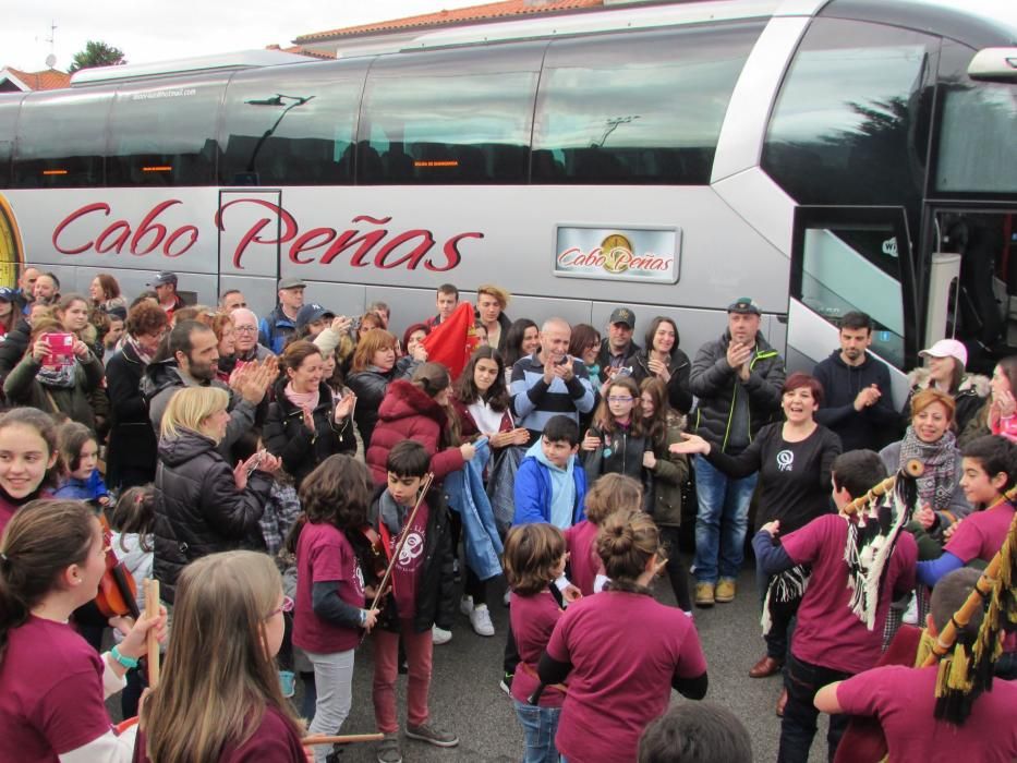 Recibimiento a la banda de gaitas Llacín tras su paso por el desfile de San Patricio de Nueva York