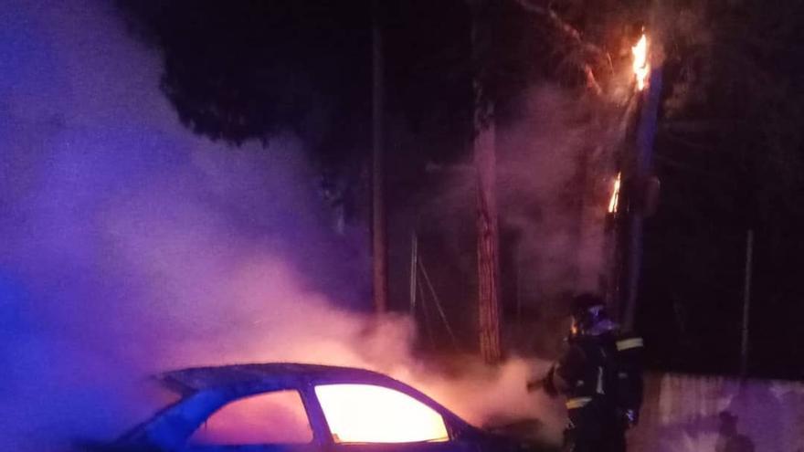 Incendio de un coche en Ibiza tras un accidente de tráfico