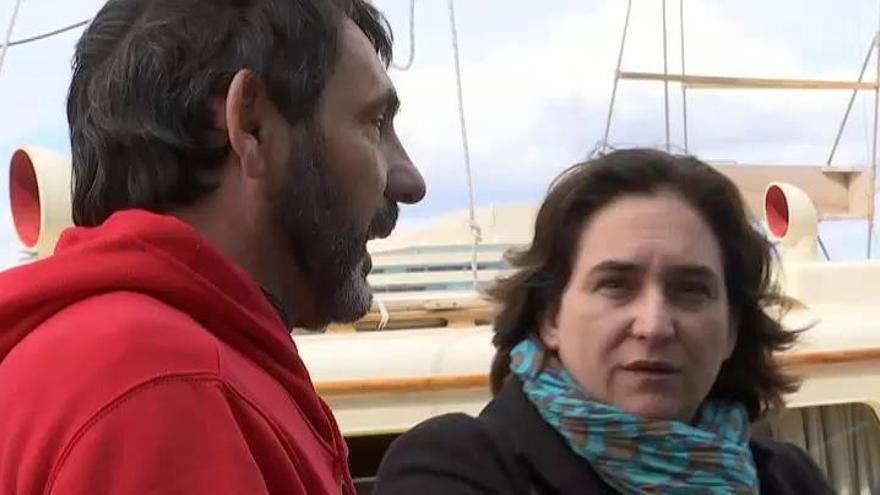 Ada Colau, Joan Manuel Serrat y Jordi Évole muestran su apoyo a la ONG Open Arms