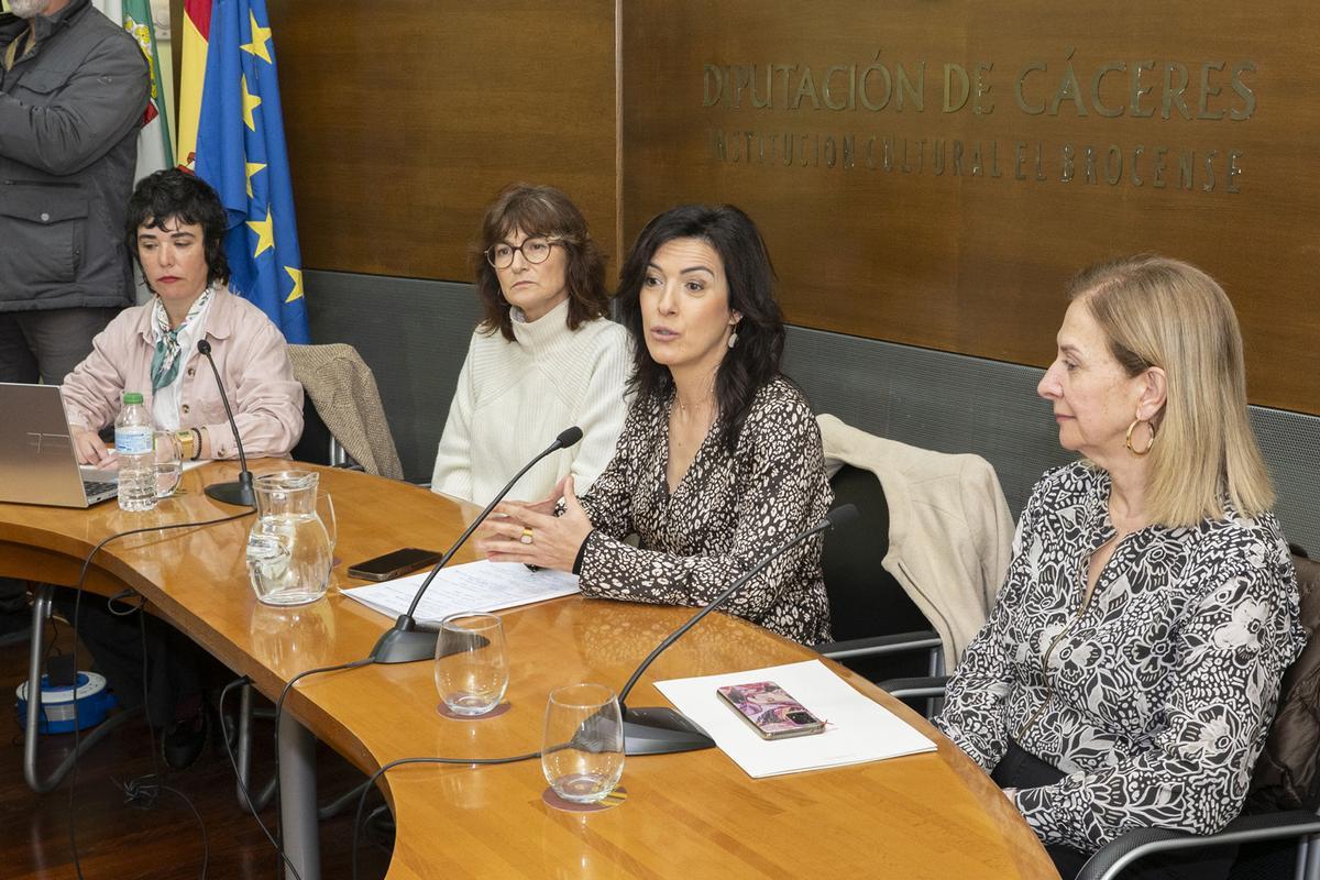 Esther Gutiérrez, vicepresidenta 1ª de Territorio, Igualdad y Cultura, y Carmen Hernán, presidenta de AGCEX presentan el proyecto.