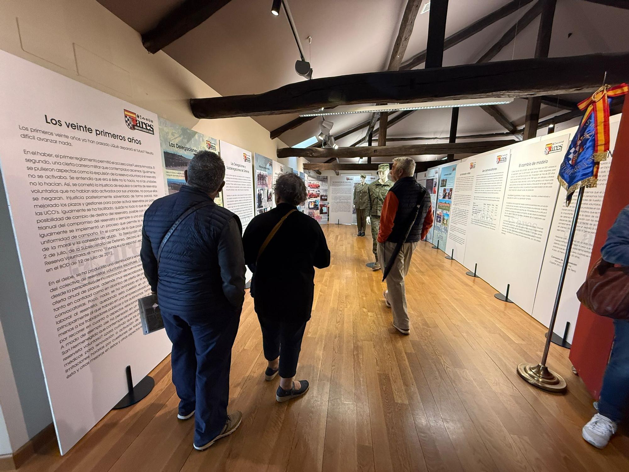 Así fue la inauguración de la exposición fotográfica de ARES en Villaviciosa