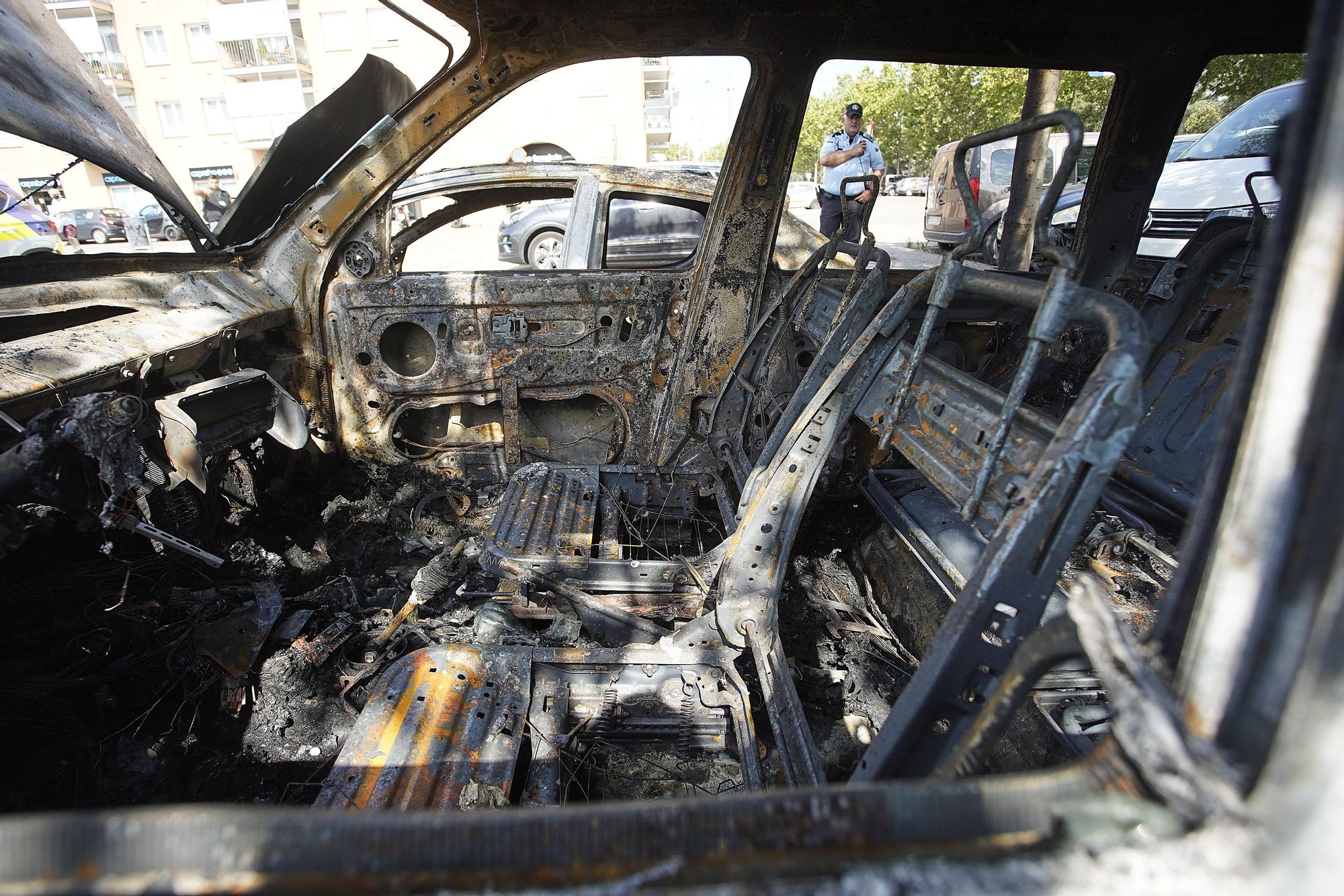 Incendi de vehicles al pàrquing del parc del Migdia