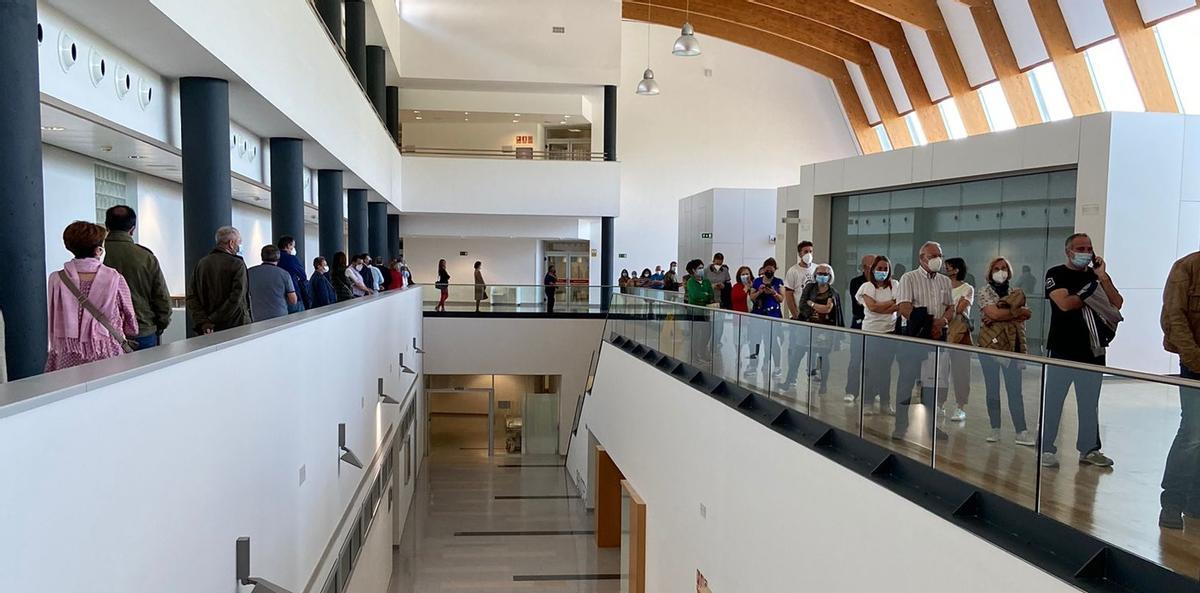 Colas para vacunarse hoy en el HUCA