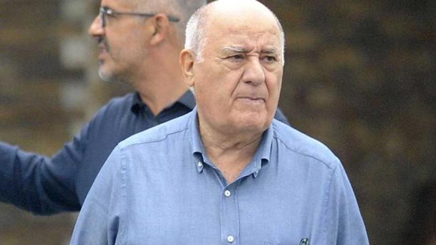 A la izquierda, Amancio Ortega,  el artífice de Zara. | carlos pardellas