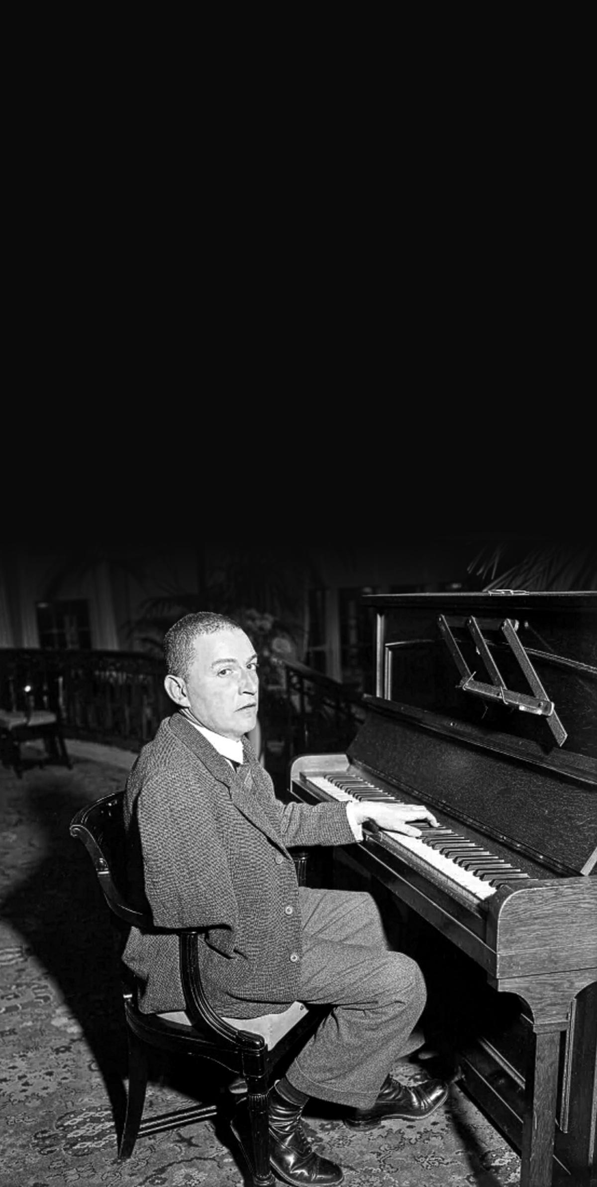 Paul Wittgenstein, que perdió el brazo derecho en la guerra, al piano.