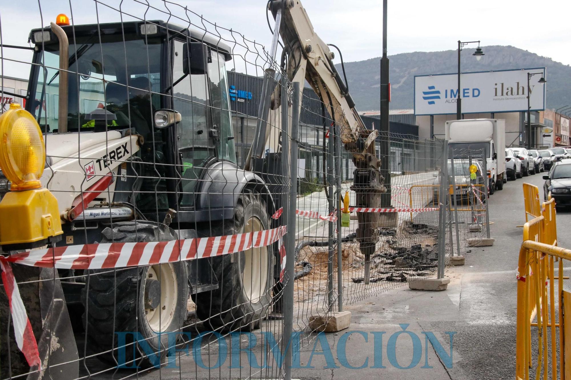 Retenciones y cortes de tráfico por las obras de la rotonda norte en Alcoy