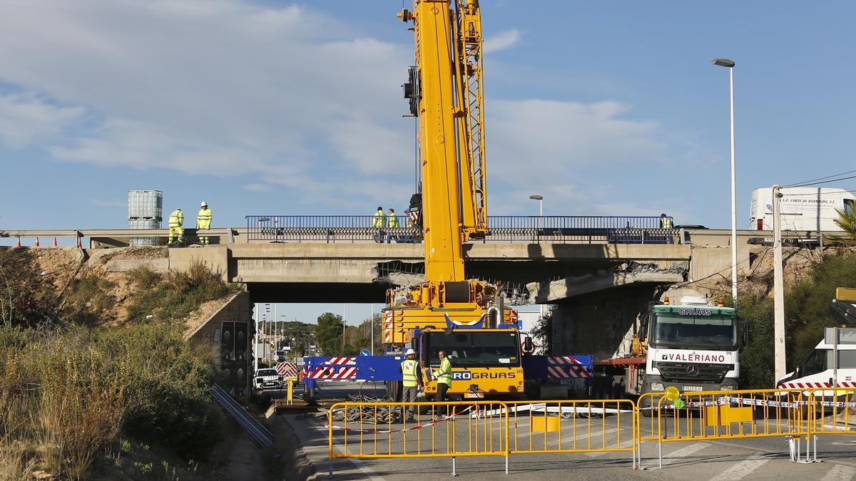 Inicio de las labores de raparación con maquinaria de gran tonelaje en el puente