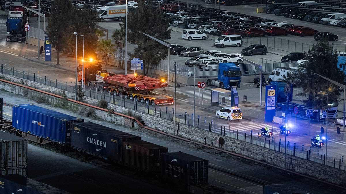 La-tuneladora-de-la-L8,-trasladada-de-Sant-Boi-a-Barcelona..jpg