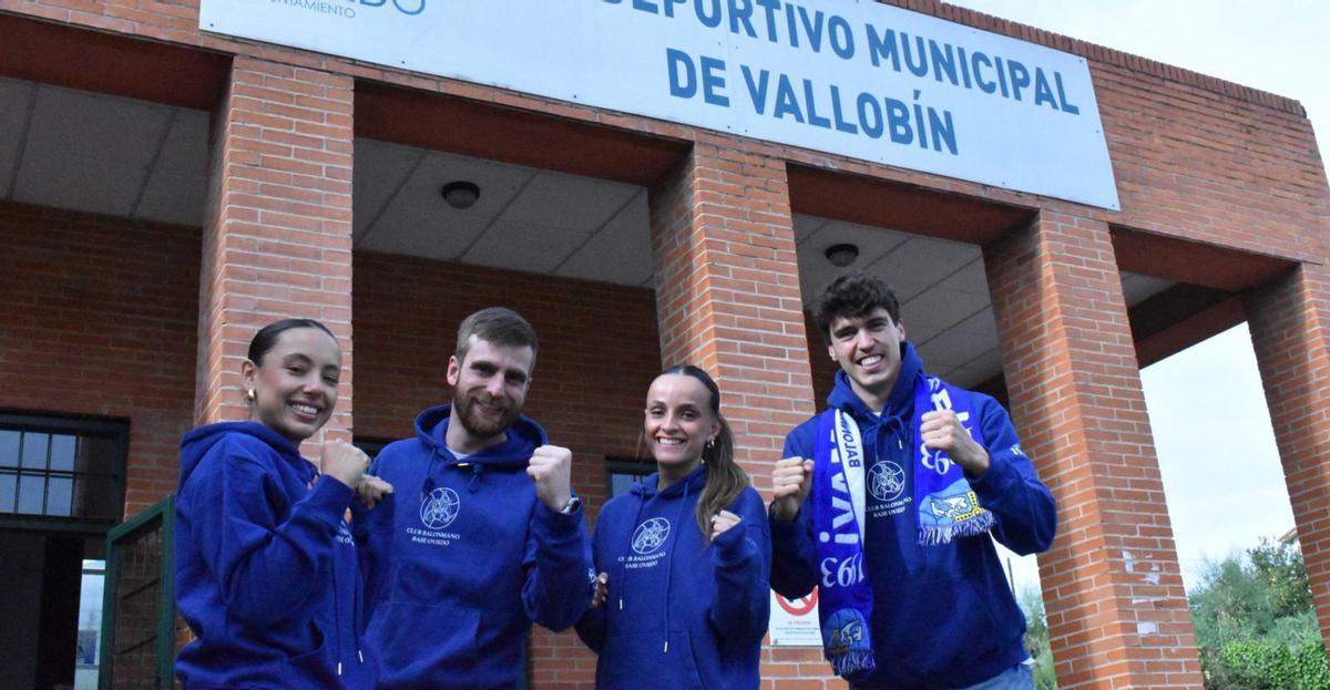 Por la izquierda, Martina Bajko, Raúl Blanco, Abril Domínguez y Javi Colías, ayer, delante del polideportivo de Vallobín.