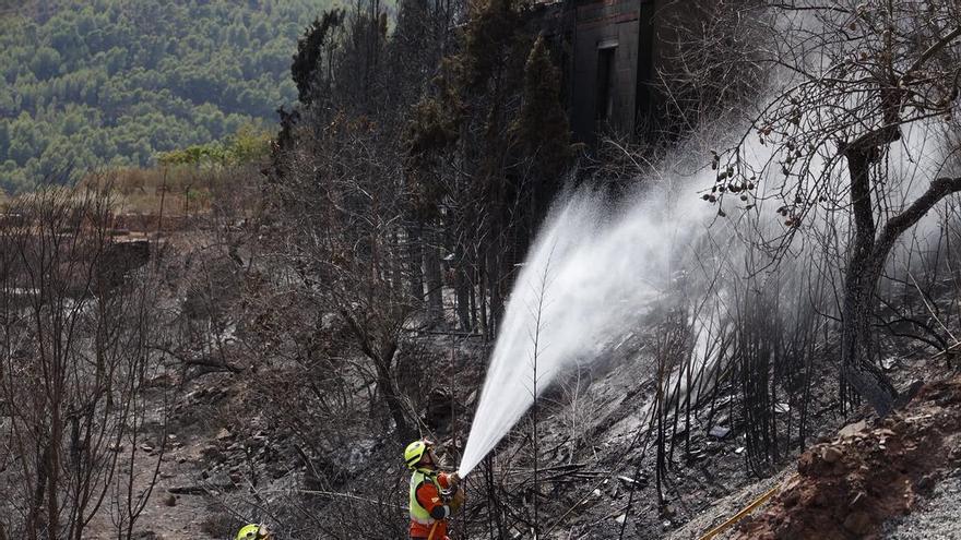 Los bomberos continúan trabajando en la extinción del incendio en la Serra Calderona, que está estabilizado