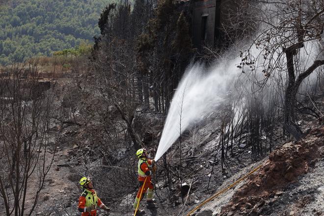 Los bomberos continúan trabajando en la extinción del incendio en la Serra Calderona, que está estabilizado