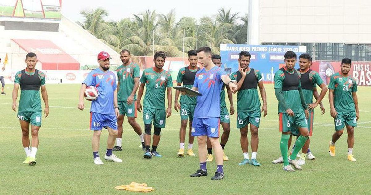 David Gómez da instrucciones a los futbolistas de Bangladesh durante un entrenamiento.
