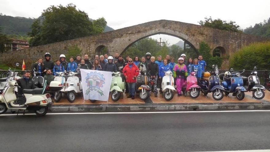 Los moteros, ayer, delante del puente &quot;romano&quot;.