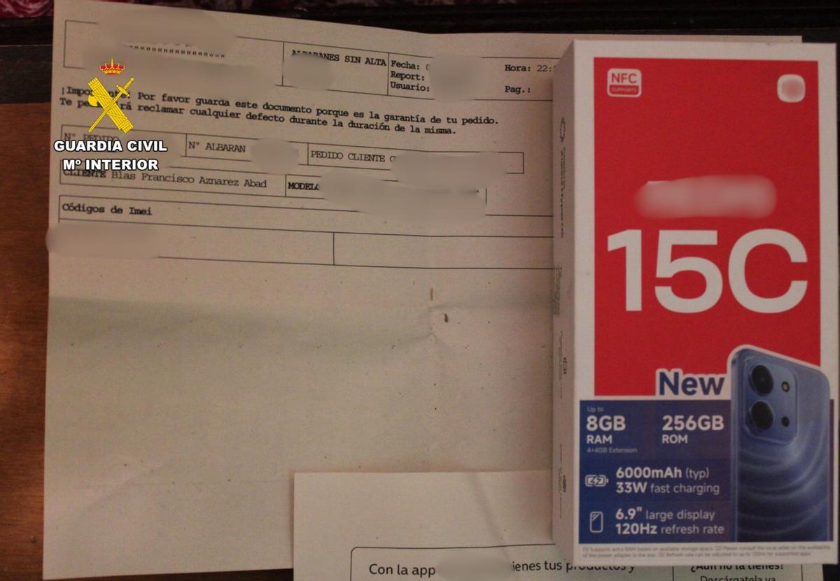 Los detenidos se apropiaron de sus datos bancarios para contratar servicios con cargo a su cuenta.