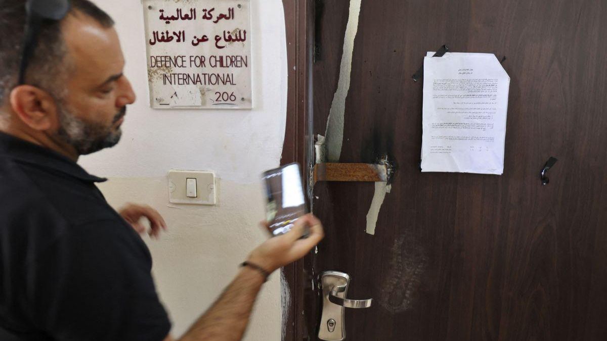 La puerta de las oficinas de la oenegé Defensa Internacional de los Niños de Palestina, sellada por el Ejército israelí.