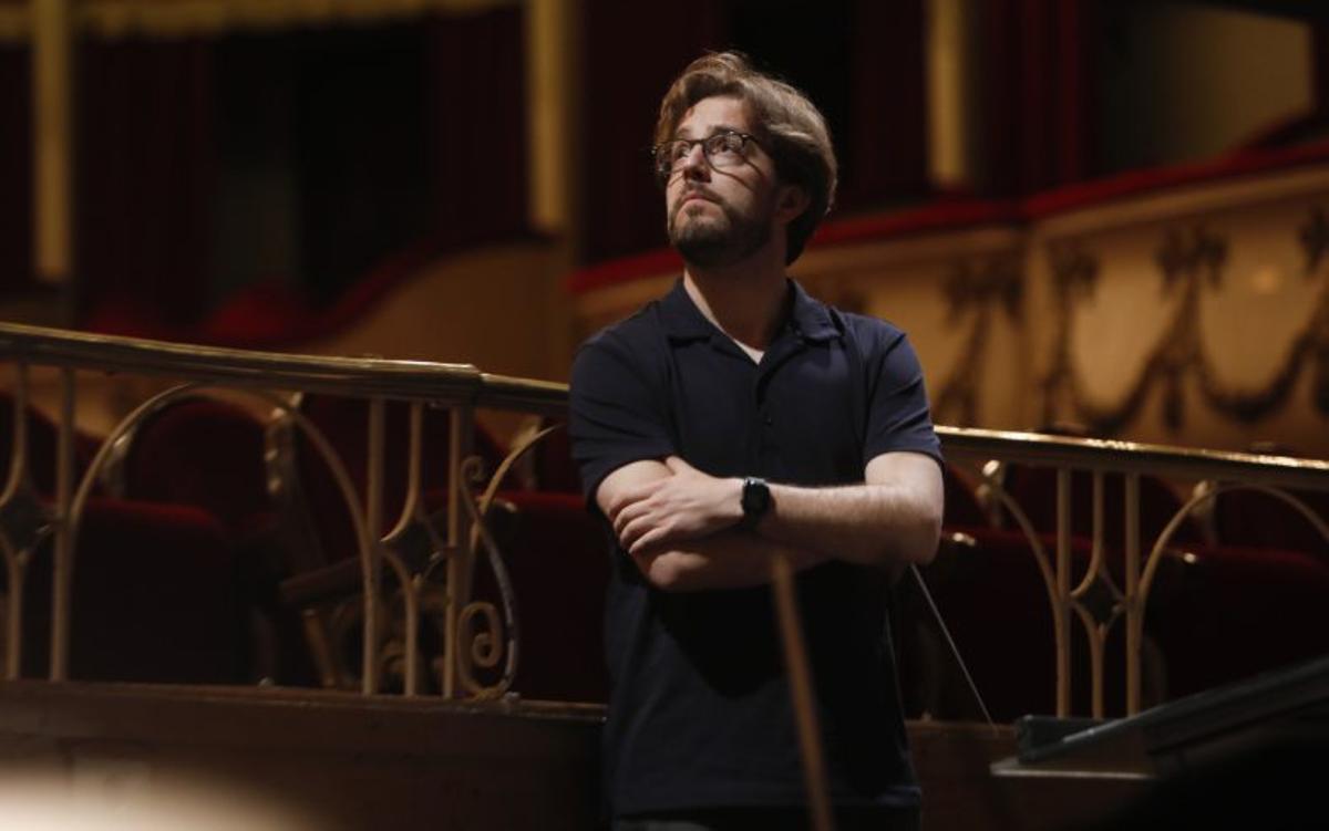 El director de orquesta Jaume Santonja, en el teatro Campoamor de Oviedo, en una foto de archivo. | LUISMA MURIAS