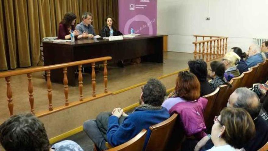 Castañón y Casielles en el coloquio en el Colegio Universitario.