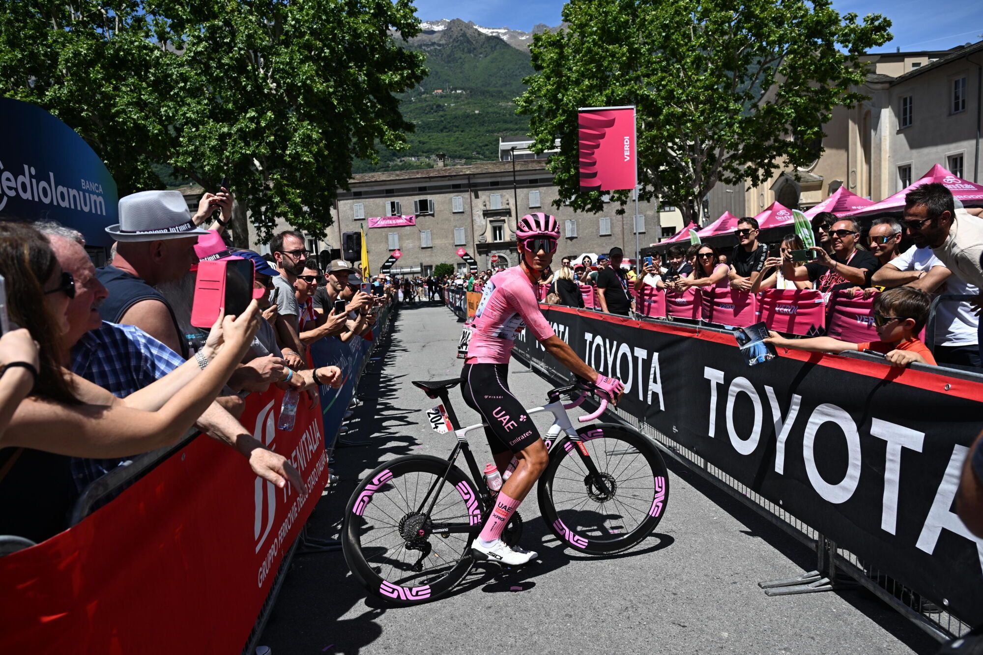 MORBEGNO (Italy), 29/05/2025.- Mexican rider Isaac Del Toroof UAE Team Emirates XRG, in the overall leader's pink jersey, waits for the departure of the 18th stage of the Giro d'Italia 2025 cycling race, over 144km from Morbegno to Ceswano Maderno, in Morbegno, Italy, 29 May 2025. (Ciclismo, Italia) EFE/EPA/LUCA ZENNARO