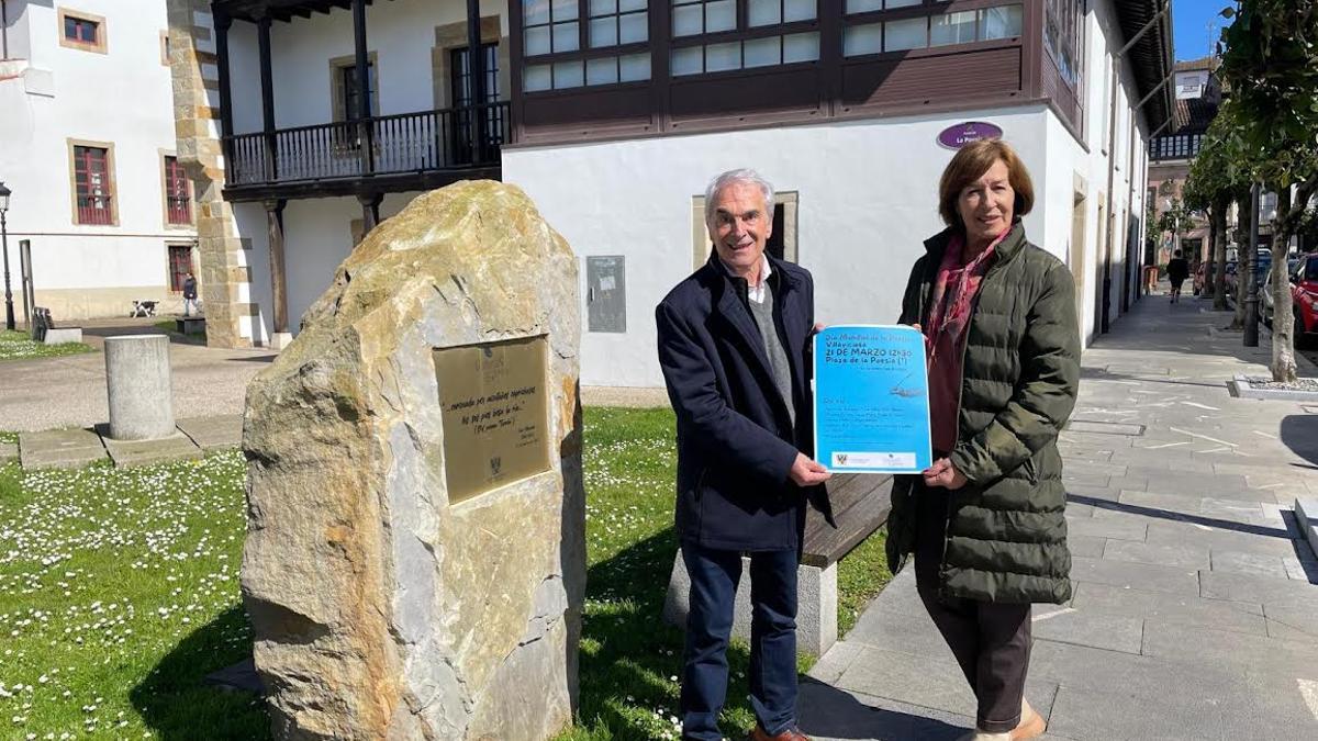 Agustín Alonso Biscayar y Reyes Ugalde con los poemarios donados