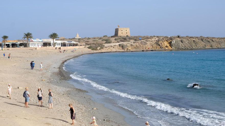 Interceptan a un pescador con un fusil en una zona de baño de Tabarca frecuentada por familias