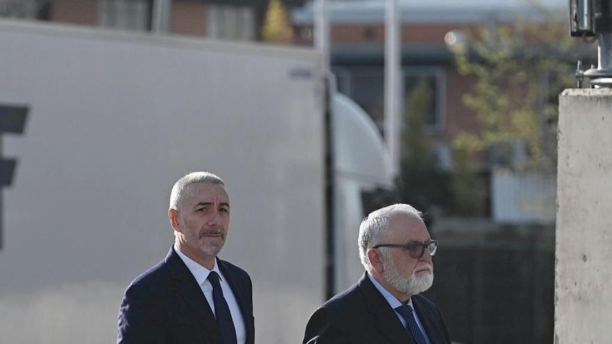 El expresidente de las Corts Juan Cotino llega a la Audiencia Nacional junto a su abogado.