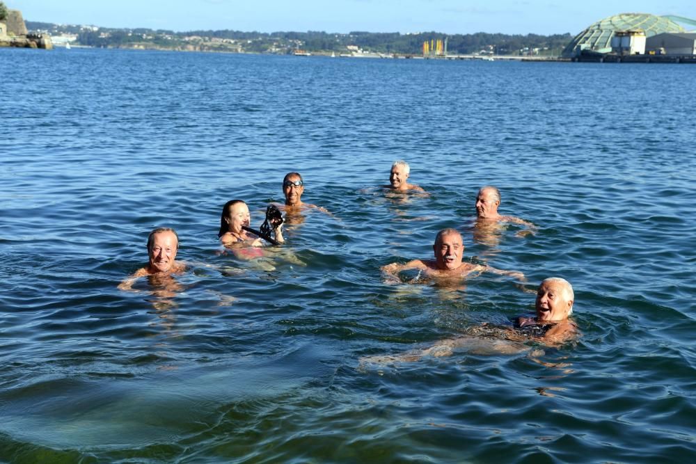 Bañistas veteranos de O Parrote desafían el veto