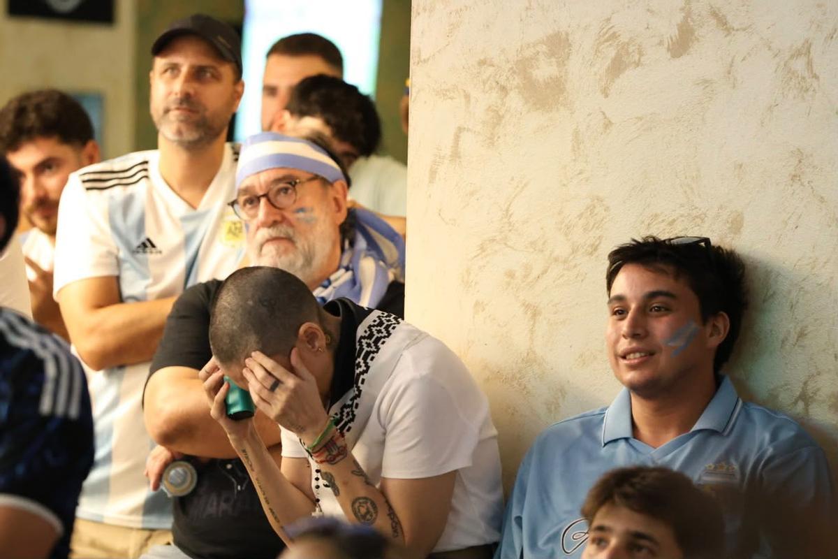 Los aficionados argentinos en Córdoba vibran con su equipo en la final del Mundial 2026