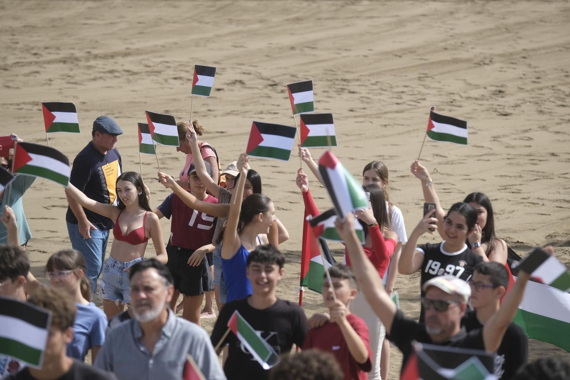 500 banderas por Palestina en la playa de Las Alcaravaneras.