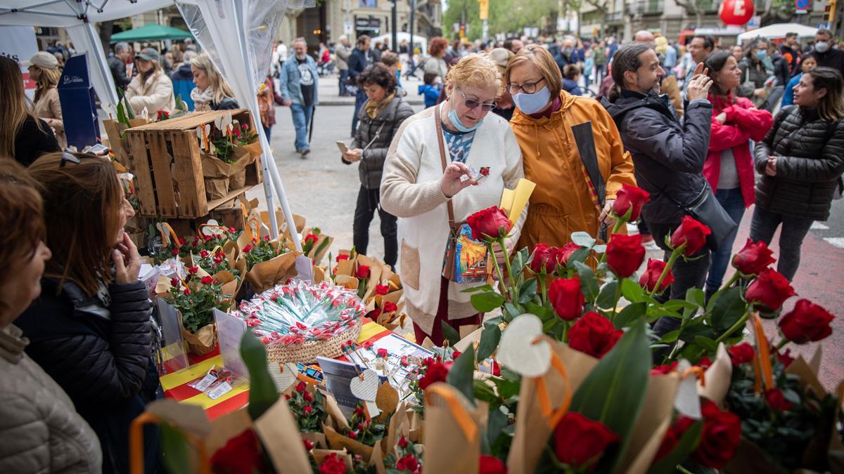 Ambiente de Sant Jordi en la Rambla de Catalunya de Barcelona