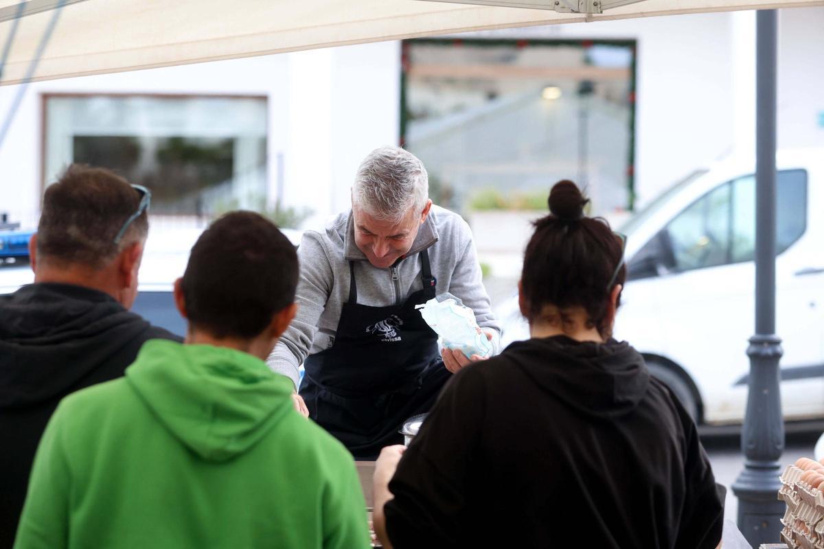 Comida popular 'Té ous sa colla' en Sant Josep