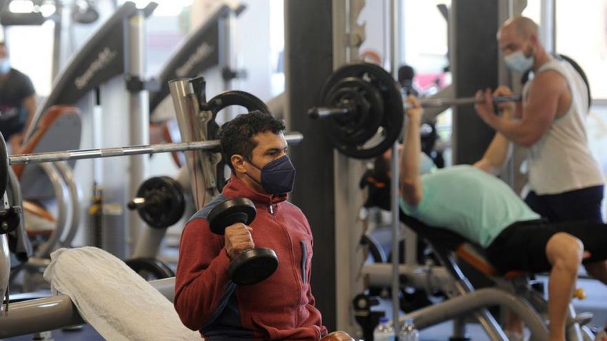 Usuarios en el gimnasio del Arena. |   // BERNABÉ/JAVIER LALÍN