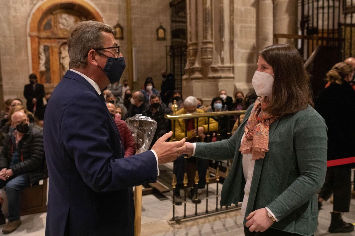Martínez de Paz entrega el hachón a otra nueva integrante de la Cofradía.